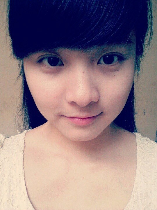 Cận cảnh gương mặt xinh đẹp của cô gái trẻ.