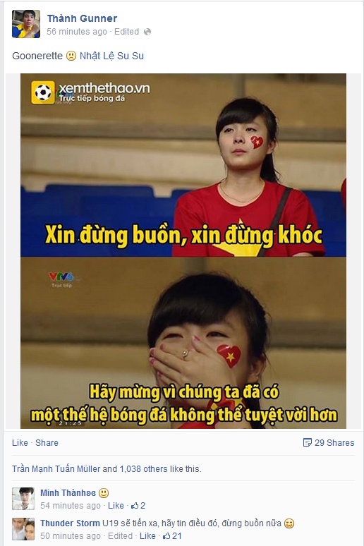 Khi hồi còi hết trận nổi lên, một số ít khán giả đã thẫn thờ ngồi lại khán đài, với sự tiếc nuối, buồn bã không giấu trên nét mặt. Trong số đó, hình ảnh một fan nữ rơi lệ khi xung quanh không còn ai đã gây ấn tượng mạnh. Bức ảnh cổ động viên nữ xinh đẹp nức nở trên khán đài được chia sẻ nhanh chóng trong cộng đồng mạng nhờ cảm xúc chân thật.