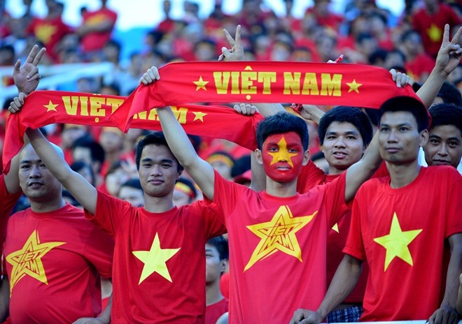 Dòng chữ Việt Nam và màu áo đỏ phủ kín sân Mỹ Đình.