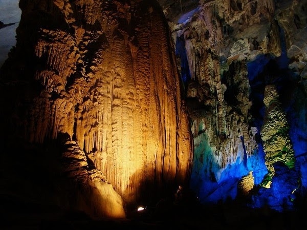 Trong động Phong Nha có nhiều nhũ đá, măng đá có hình thù kỳ dị.