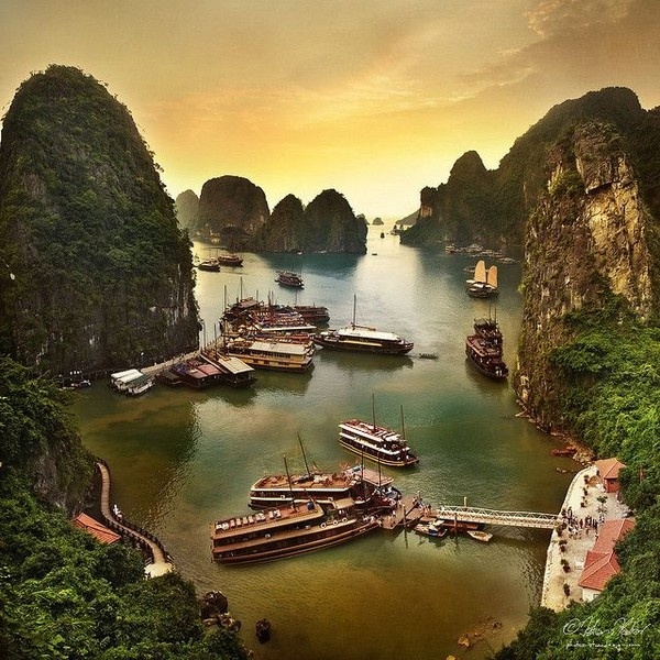 Vịnh Hạ Long ở Việt Nam.