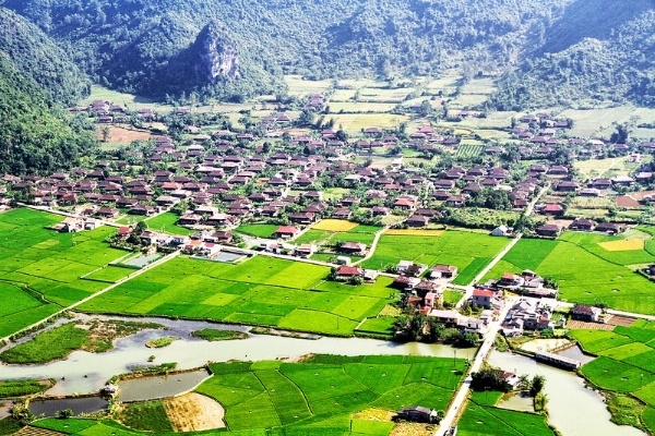 Đây là nơi cư trú của đồng bào dân tộc Tày, sinh kế chính là các hoạt động nông nghiệp. Những ngôi nhà sàn giống nhau cùng quay về hướng Đông Nam của người dân nơi đây càng khiến cho vẻ đẹp của thung lũng Bắc Sơn trở nên độc đáo hơn.