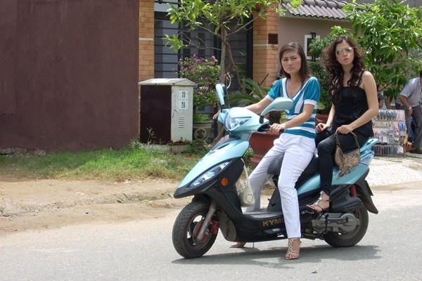 Đối với Lý Nhã Kỳ, Đây là bộ phim giúp tên tuổi Lý Nhã Kỳ đến gần hơn với công chúng. Diễn xuất của cô vô cùng ấn tượng với khán giả truyền hình lúc bấy giờ. Từ cái nhíu mày, cái nhăn mặt đến nụ cười đưa đẩy được cô tận dụng tối đa trong nghệ thuật “moi tiền”. 