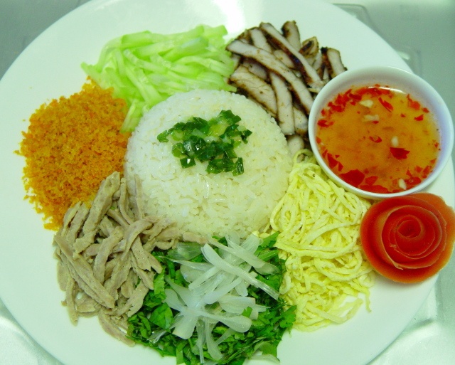 Món cơm âm phủ khá cầu kỳ với nhiều nguyên liệu. Ảnh: ST