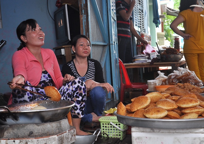 Những quán ăn gia đình cũng tấp nập khách du lịch.