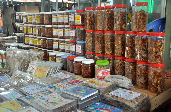 Các loại đặc sản Bình Ba được bày biện đẹp mắt.