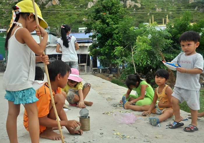 Trẻ em ở Bình Ba với những trò chơi dân gian.
