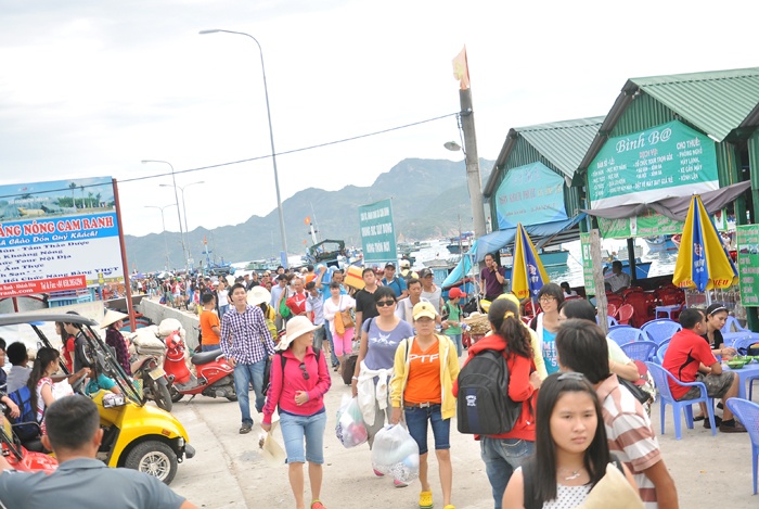 Từ trên thuyền, du khách túa xuống lên đảo