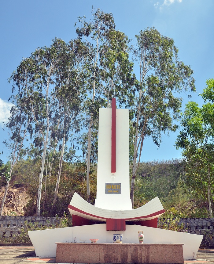 Mộ phần đầu tiên của Hàn Mặc Tử.