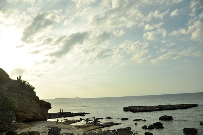 Bãi biển dưới chân núi Thới Lới khi ánh chiều buông.