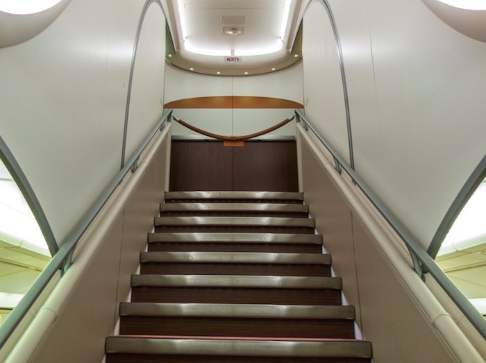 Cầu thang nối giữa các phòng. Sau khi ăn uống hoặc muốn vận động gân cốt, các vị khách có thể thoải mái đi lại ở đây.