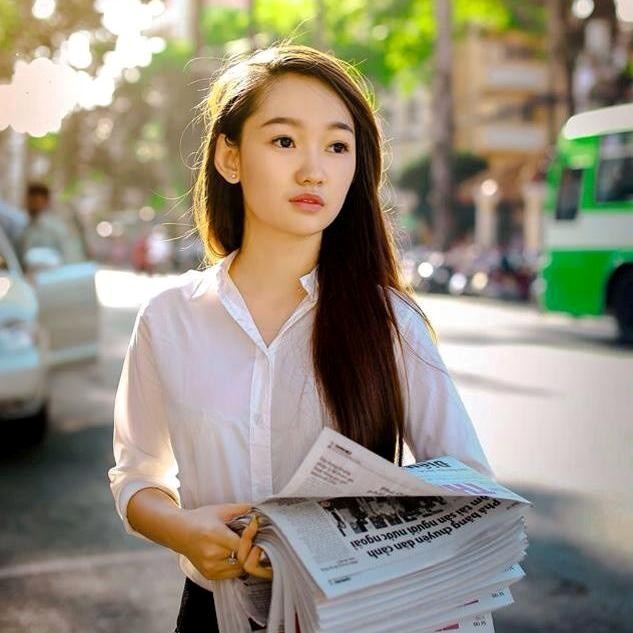 Trong đợt thi ĐH vừa rồi, tại một số điểm thi tại TP.HCM, phụ huynh đưa đón các sĩ tử đi thi đã bị thu hút bởi một cô gái bán báo xinh đẹp. Hình ảnh và thông tin cá nhân của cô gái được lùng sục và đăng lên rất nhiều diễn đàn, mạng xã hội dành cho giới trẻ. Cô gái này tên là Lâm Bảo Nhi, 17 tuổi, hiện sống tại TP. HCM. Dân mạng cho Bảo Nhi nickname “Hot girl bán báo”.  (Ảnh: Tiin.vn)
