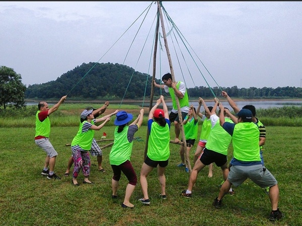 Đồng Mô nằm ở phía Tây Hà Nội, cách thủ đô khoảng 40km. Từ Hà Nội, đi theo đường cao tốc Láng - Hòa Lạc, đến ngã 4 Hòa Lạc rẽ phải 10km. Đây là điểm đến du khách có thể cắm trại, cùng tham gia các môn thể thao, các chương trình Team Building. 