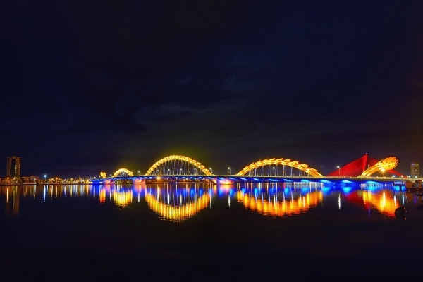 Bên cạnh đó, hệ thống thiết kế chiếu sáng của cầu Rồng cũng được Hiệp hội các nhà thiết kế ánh sáng chuyên nghiệp vinh danh, đây là một trong những giải thưởng qua trọng nhất của ngành kiến trúc thế giới. Ban tổ chức của lễ trao giải nhận định hệ thống chiếu sáng của cây cầu 