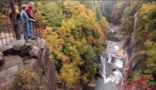 Thác Tallulah, Georgia, Mỹ là một trong những nơi có phong cảnh ngoạn mục nhất, có độ sâu gần 1.000m. Vào mùa thu, lượng nước trên các dòng chảy của thác lớn hơn bình thường 10 lần, biến Tallulah thành một trong bảy kỳ quan của Georgia, đặc biệt khi kết hợp với sắc màu đỏ và vàng của lá mùa thu.