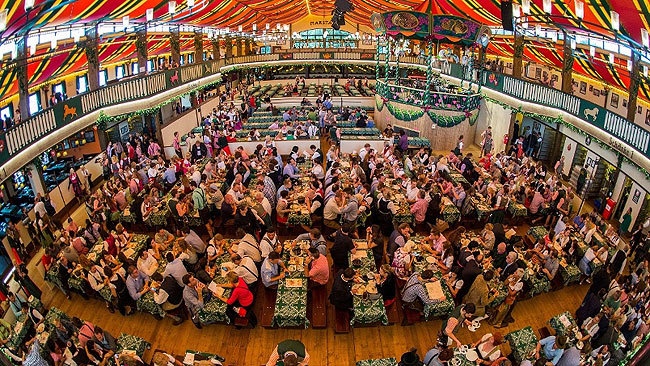 Cảng Elizabeth, Nam Phi: Câu lạc bộ người Đức ở Elizabeth tổ chức lễ hội tháng Mười ở vịnh Nelson Mandela vào một cuối tuần tháng Mười. Ban nhạc Viva Bavaria sẽ chơi những bản nhạc truyền thống của Đức cũng như các bản nhạc rock cổ điển và các bài hát hiện đại nổi tiếng.