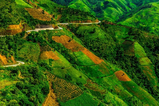 Tuy nhiên khi gần đến đỉnh đèo thì hầu như không còn nhìn thấy làng bản mà chỉ nền trời xanh thẳm và núi rừng hùng vĩ. Tất cả hòa quyện làm một tạo nên một khung cảnh nên thơ nhưng cũng không ít phần mạo hiểm. (Ảnh: Lê Hồng Hà)