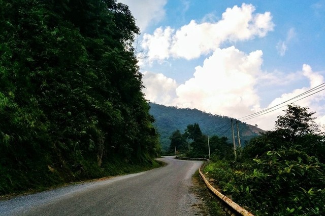 Do đèo thường mịt mù sương phủ và đỉnh đèo núi như nhô lên trên biển mây, trong tiếng dân tộc Thái, Khau Phạ có nghĩa là Sừng Trời (chiếc sừng núi nhô lên tận trời), hay đôi khi còn được hiểu là Cổng Trời. Đường đèo Khau Phạ có đến hai phần ba là đường gập ghềnh đá sỏi, chỉ đoạn đi qua Tú Lệ mới được làm đẹp hơn đôi chút. Trong suốt chiều dài của đèo có đến vài chục đoạn cua gấp khúc tay áo. Vào những ngày mây mù, đèo đặc biệt nguy hiểm cho các tay lái vì con đèo không có rào chắn hay bất cứ biển cảnh báo nào.