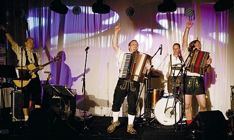 Dubai, Các Tiểu Vương Quốc Ả Rập Thống Nhất: Thật khó lòng bỏ lỡ lễ hội tháng Mười của Dubai, bạn sẽ được thưởng thức hương vị tuyệt hảo của các món ăn và bia tươi ở khu tổ hợp Dubai Sports City và khách sạn Jumeirah Beach.