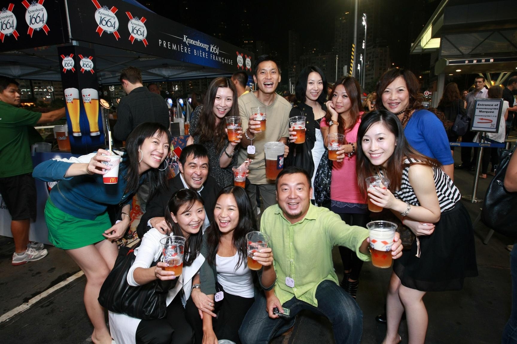 Hong Kong, Trung Quốc: Một lễ hội náo nhiệt thường niên được tổ chức ở khách sạn Marco Polo Hongkong, nơi bạn có thể thưởng thức âm nhạc truyền thống và nếm thử món sườn nướng ngoài trời ở cảng Victoria.