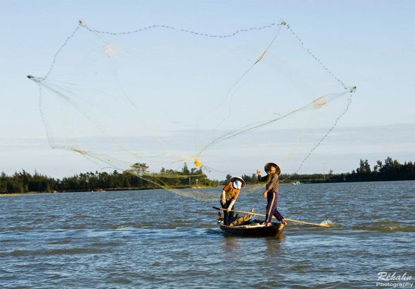Cuốn sách được chia làm 4 phần: Trẻ thơ - Người già - Phong cách sống - Phong cảnh.