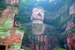 Bức tượng Đại Phật Lạc Sơn tạc trên vách núi lớn nhất thế giới, nằm ở ngọn Thế Loan, đối mặt với Nga Mi sơn đã được tổ chức UNESCO công nhận là Di sản văn hóa thế giới vào năm 1996.