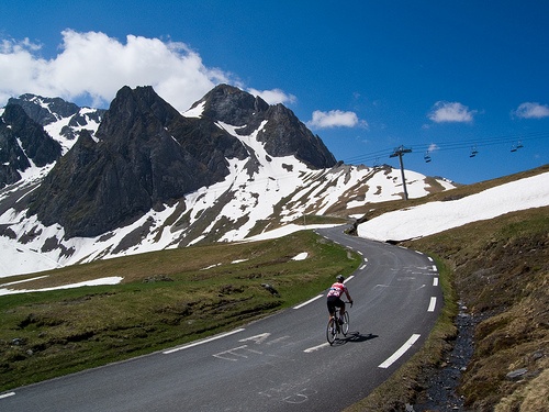 Col du Tourmalet, Pháp Đoạn đường cực kì hiểm trở trên tuyến đường cao nhất của rặng Pyrenees thường được đưa vào các cuộc đua xe đạp. Bạn có thể đi vào Col du Tourmalet từ hai hướng khác nhau. Hướng truyền thống là từ phía Tây, kéo dài 19km và lên tới độ cao 1.404m. Độ dốc đường lên tới 7,4%. Ảnh: Cycling-challenge.com