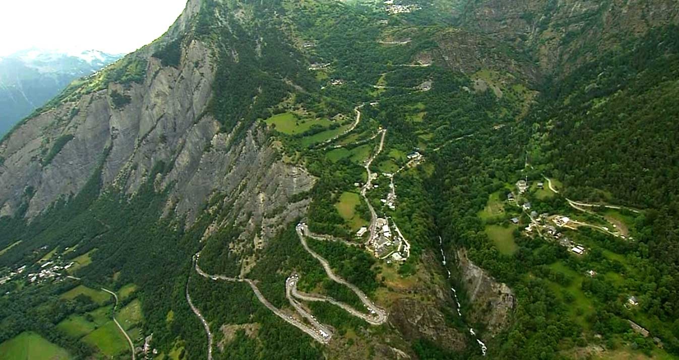 L’Alpe d’Huez, Pháp Một đoạn đường với 21 khúc cua tay áo liên tiếp kéo dài 13,8km trên ngọn núi L’Alpe d’Huez gần Paris sẽ khiến bạn nghẹt thở. Ảnh: Pcmdaily.com