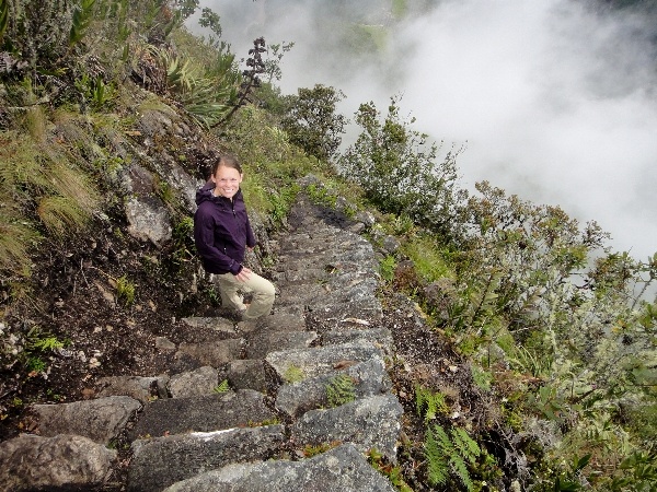 Bậc thang Inca, Peru. Bởi độ nguy hiểm đặc biệt của bậc thang Inca nên mỗi ngày chỉ có 400 du khách được thử sức mình leo lên đỉnh núi nhằm đảm bảo sự an toàn. Sự cẩn thận của chính quyền Peru là hoàn toàn có lý do bởi bậc thang dẫn lối trên cung đường với một bên là tường ẩm, và có độ dốc đứng, nhìn thẳng xuống dòng sông Urabamba. 