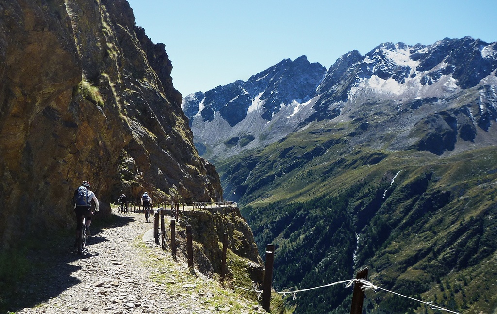 Passo di Gavia, Ý Passo di Gavia nằm trên dãy An-pơ phần ở nước Ý, đoạn đường dài 26km này đưa bạn tới độ cao 2.621m. Vào mùa đông, đường bị đóng cửa do tuyết dày, nhưng ngay cả trong những tháng ấm áp hơn, thời tiết cũng có thể rất khắc nghiệt. 
