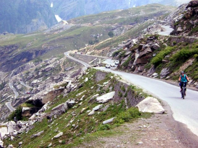 Từ Manali tới Leh, Ấn Độ Chuyến đi trên rặng Himalaya phần ở Ấn Độ này chỉ dành cho những người giàu kinh nghiệm và đủ thể lực. Bắt đầu từ Manali, con đường dẫn qua những rừng thông và lên các con dốc gập ghềnh, hiểm trở, trước khi vòng về gần Leh. Ảnh: Pedalthedevil.com