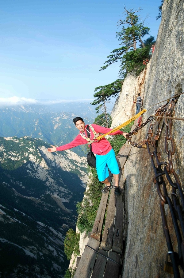 Bậc thang lên đỉnh Huashan, Trung Quốc. Được mệnh danh là một trong những con đường nguy hiểm nhất thế giới, không ai có thể đủ sức, đủ cán đảm để nhớ được số bậc thang bởi một khi nhìn xuống vực sâu phía dưới cũng đủ để họ chóng mặt và quên hết tất cả những con số trong đầu. 