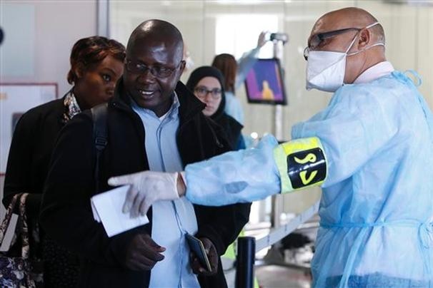 Cac san bay quoc te bat dau kiem tra Ebola hinh anh