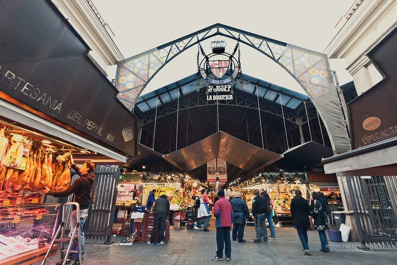 Chợ La Boqueria, Barcelona, Tây Ban Nha: Khu chợ rực rỡ sắc màu này mở quanh năm và nằm ngay khu La Rambla quan trọng của thành phố, nơi có rất nhiều nghệ sĩ biểu diễn đường phố, cửa hàng và những quầy bán đố ăn tuyệt ngon. Ảnh: Gettyimages.com