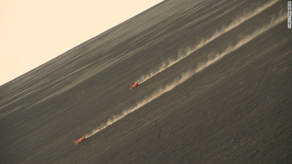 Ngọn núi lửa Cerro Negro vẫn đang hoạt động ở Nicaraguay đã trở thành điểm đến thu hút hàng trăm khách du lịch ưa mạo hiểm mỗi năm để đến đây trượt ván trên sườn núi. Được bắt đầu từ năm 2005 với người sướng là Darryn Webb, tour du lịch này là duy nhất trên thế giới, không có bất cứ nơi nào khác tổ chức.