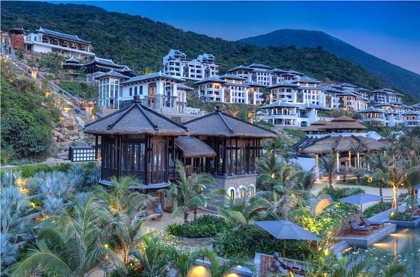 Ngoài giải thưởng Khu nghỉ dưỡng sang trọng nhất châu Á 2014, InterContinental Danang Sun Peninsula Resort còn được bình chọn thêm 3 giải: khu nghỉ dưỡng tốt nhất về dịch vụ giải trí và ẩm thực tại châu Á;  khu nghỉ dưỡng tốt nhất Việt Nam; và khu nghỉ dưỡng có dịch vụ spa tốt nhất Việt Nam.