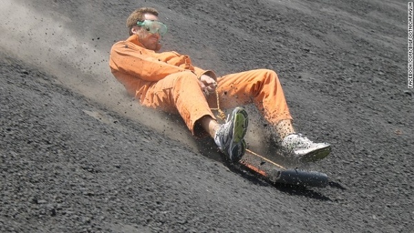 Tour du lich truot van tren ngon nui lua day nguy hiem hinh anh