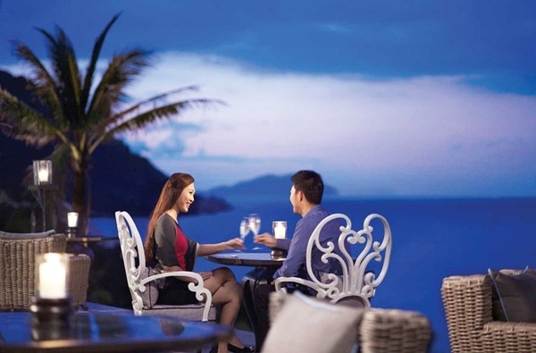 Kiến trúc Bill Bensley đã dùng tài năng của mình thổi hồn vào mọi ngóc ngách, mang đến một khu nghỉ dưỡng bốn tầng – Heaven,Sky,Earth and Sea, kết nối với nhau bởi hệ thống tàu điện Nam Tram. Bạn sẽ cảm nhận được phong cách đặc trưng và sự sáng tạo của vị kiến trúc sư kết hợp vô cùng hài hòa với phong cảnh núi rừng hùng vĩ. 