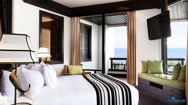 Khách sạn bao gồm 219 phòng, tất cả đều hướng về biển xanh bao la xinh đẹp với cửa sổ và ban công ở mỗi phòng rất lớn tạo nên một tầm nhìn cực kì hoàn hảo cho du khách ngắm cảnh từ trên cao, còn phía sau lưng thì tựa vào đồi núi cây cối xanh tươi, Intercontinental Da Nang Resort hoàn toàn lọt thỏm giữa một bên là biển, một bên là núi, tự tách mình ra khỏi thế giới hiện đại để hòa hợp cùng với tự nhiên.