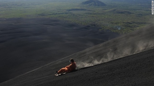 Ngoài trang bị thô sơ, khi trượt trên ngọn núi lửa Cerro Nerro, du khách sẽ phải đối mặt với nguy cơ núi lửa phun trào bất cứ lúc nào. Chỉ trong vòng một thập kỷ, ngọn núi Cerro Negro phun trào hơn 20 lần. Lần gần đây nhất Cerro Negro phun trào là vào năm 1999. Đây cũng là lý do các cơ quan địa phương luôn cảnh báo du khách về mức độ nguy hiểm rình rập.