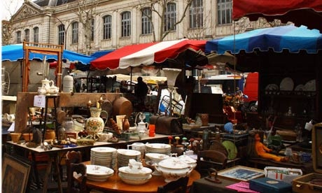 Chợ đồ cũ ở Strasbourg, Pháp: Vào Thứ Tư và Thứ Bảy, từ 7h sáng tới 4h chiều, chợ đồ cũ này nằm dọc phố Vieil Hôpital thu hút rất nhiều dân địa phương và du khách. Khu chợ bày bán đủ mọi thứ, nếu may mắn bạn sẽ tìm được món đồ quý với giá hời. Tourismopend.com.au