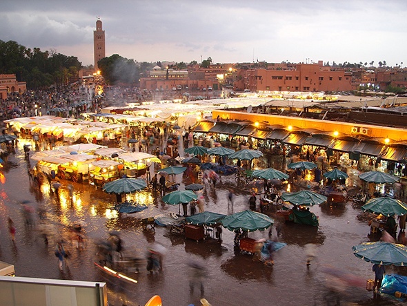Marrakech, Morocco: Có thể coi cả thành phố này là một khu chợ lớn, với những con phố giống như một mê cung các gian hàng bán đủ mọi thứ, từ đồ trang trí tới những món ăn truyền thống của người Morocco. Ảnh: Rebeccaruby.co.uk 