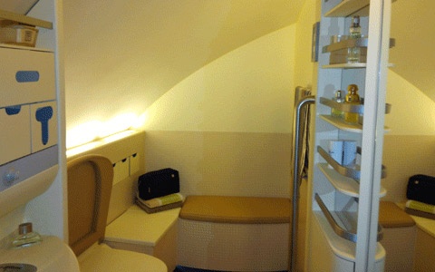 Phòng tắm và nhà vệ sinh có kèm theo phòng nghỉ ngay bên cạnh.