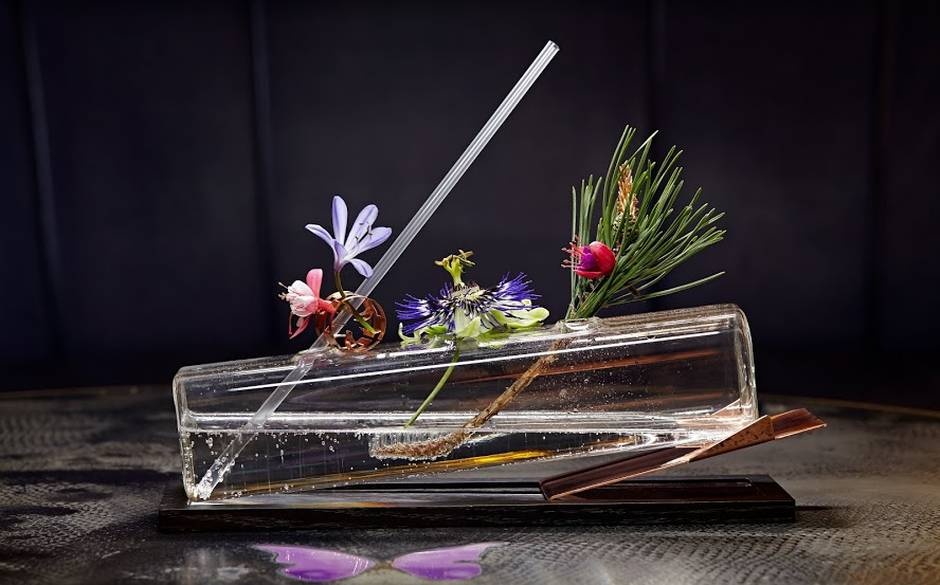 1: Artesian, London. Nằm trong khách sạn Langham, quán rượu Artesian do pha chế viên người Séc, Alex Kratena, điều hành. Ông đã có những sáng tạo nổi tiếng trong việc phá chế cocktail. Danh sách đồ uống được thay đổi hàng năm, mỗi loại được phục vụ trong một cốc thủy tinh đặt làm riêng để điều chỉnh nhiệt độ và mùi vị của món đồ uống đó.