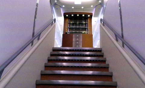 A380 có 2 tầng và giữa tầng 1 và tầng 2 được bố trí bằng một cầu thang trước sảnh gần khu vực trung tâm cửa lên xuống máy bay.