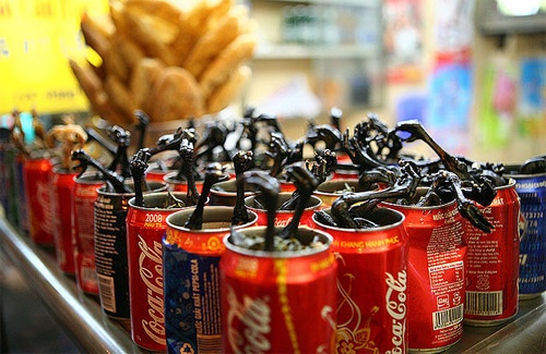 Món gà tần lon độc đáo thu hút nhiều du khách.