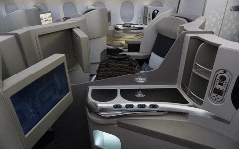 Ghế hạng C được ngăn cách riêng biệt và điều khiển hoàn toàn bằng nút bấm tự động.