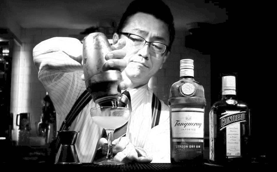 9: High Five, Tokyo. Với ánh sáng dịu nhẹ và nền nhạc Jazz sâu lắng, High Five là quán rượu cocktail truyền thống ở trung tâm Ginza. Trưởng quầy pha chế, Hidetsugo Ueno, đang làm một trong những món đồ uống ngon nhất châu Á.