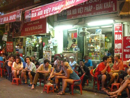 Tạ Hiện, phố bia hơi nổi tiếng với du khách nước ngoài.