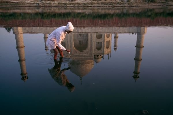 “Hào quang phản ánh” của nhiếp ảnh gia nổi tiếng thế giới Steve McCurry, đăng trên tạp chí năm 1999. Hình ảnh đền Taj Mahah, Ấn Độ được ví như “giọt nước mắt trên gò má thời gian” phản chiếu trên dòng sông cạn.